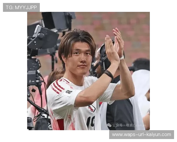 足球少年助攻后做肌肉展示:青春与力量的完美碰撞